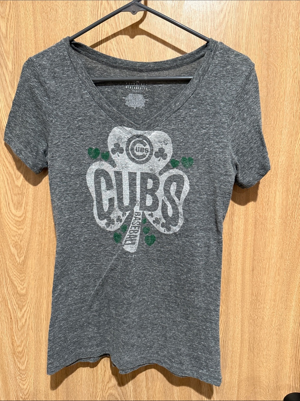 5th & Ocean Gray Chicago Cubs Shamrock Graphic Tee